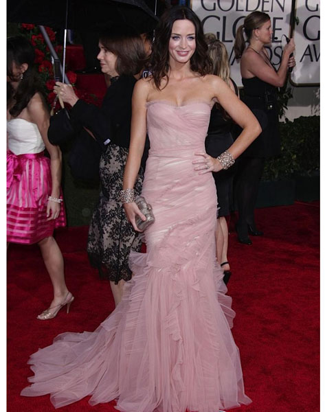 2010-golden-globes-john-krasinski-emily-blunt-001-770x1024