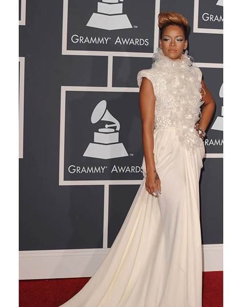 rihanna-grammys-red-carpet-2010-05