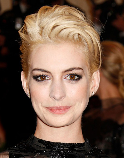 anne-hathaway-vogue-7may13-rex_b_592x888