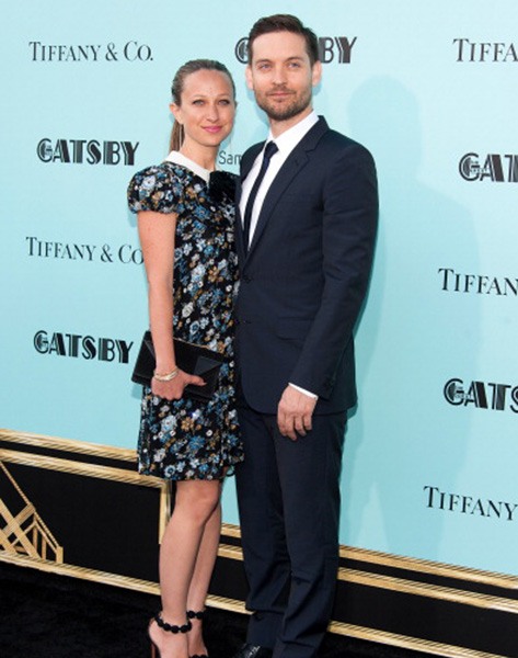 tobey-maguire-jennifer-meyer-maguire-in-saint-laurent-the-great-gatsby-world-premiere-2
