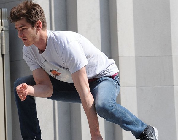 andrew-garfield-plays-with-kids-on-amazing-spider-man-2-set-12