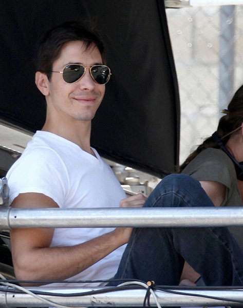 emmy-rossum-natural-curls-for-comet-11