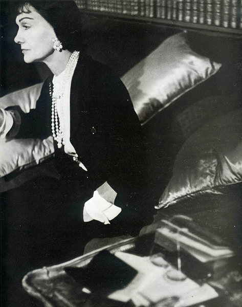 gabrielle-chanel-sitting-at-home-wearing-jersey-suit-1954-by-henry-clark