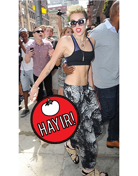 miley-cyrus-abs-flashing-sports-bra-10
