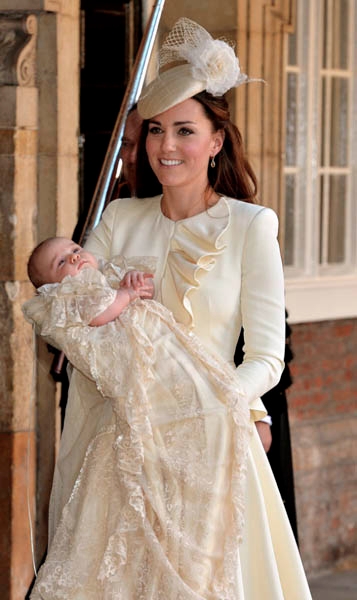 kate-middleton-in-alexander-mcqueen-hrh-prince-george-of-cambridge-christening-ceremony-100-600x1008