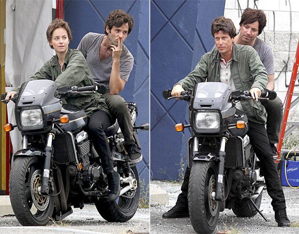 1383681699_dakota-johnson-penn-badgley-640