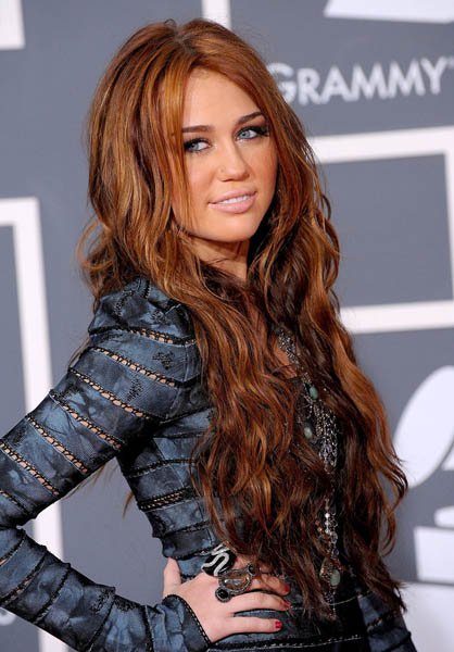 2010-grammy-awards-miley-went-totally-different-look-featured-wavy-chestnut-hair-more-rock-star-than-country