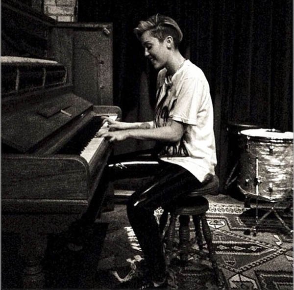 celebritysocialnetworkpictures3rb3zhevylpl