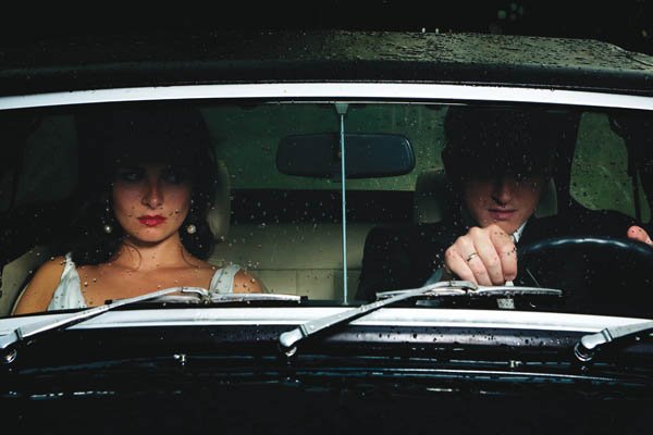 Jeune couple et une MG.