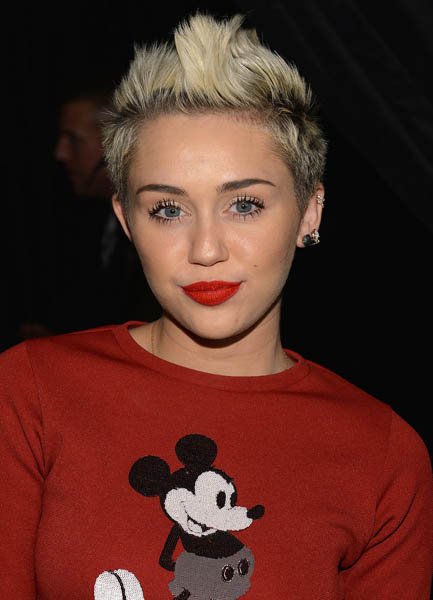 miley-went-even-shorter-her-hair-early-2013-spiking-her-white-blond-tips-straight-up-against-her-darker-base