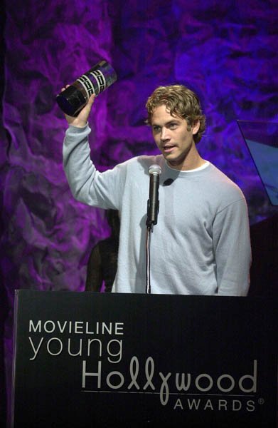 paul-walker-accepted-movieline-young-hollywood-award-la-april-2001