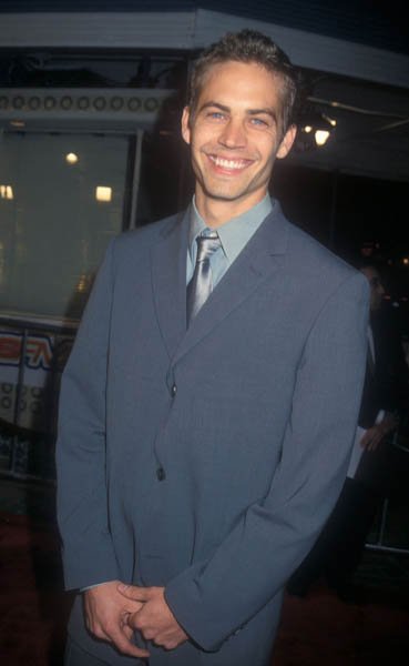 paul-walker-flashed-his-gorgeous-grin-premiere-skulls-la-back-march-2000