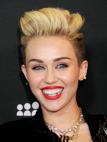 summer-miley-showed-off-her-signature-cherry-red-lip-color-edgy-new-grill
