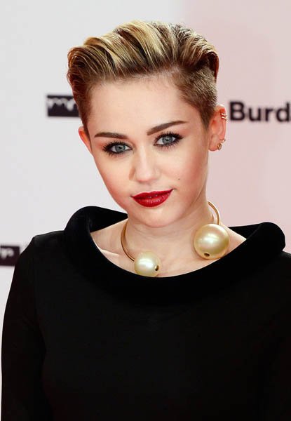 vampy-lipstick-heavy-eyeliner-combination-works-perfectly-miley-slicked-back-hairstyle-appearance-last-time-singer-seen-before-bleaching-her-eyebrows