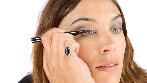 KUSURSUZ GÖZ MAKYAJI İÇİN EN İYİ 10 EYELINER_alexa chung_eyeliner
