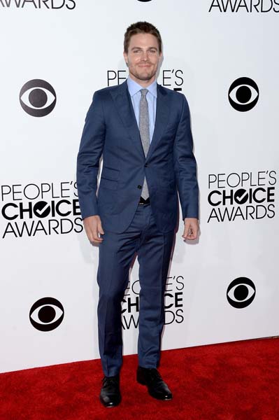 arrow-star-stephen-amell-suited-up-blue