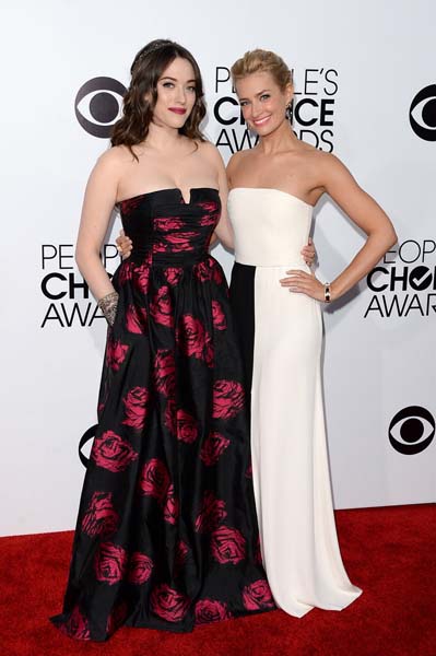 people-choice-awards-hosts-kat-dennings-beth-behrs-showed-up-style-gig