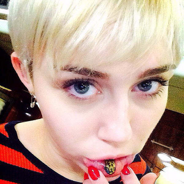 MILEY'NİN DÖVMESİ
