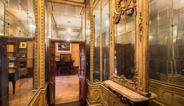 Yes-house-even-includes-hall-mirrors