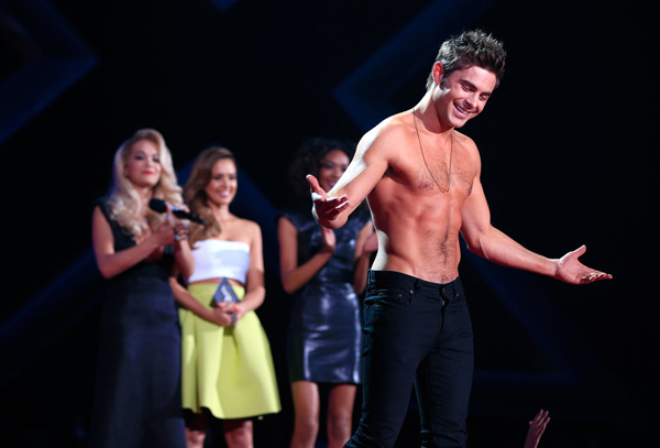 Zac-Efron-Shirtless-MTV-Movie-Awards-2014 (1)