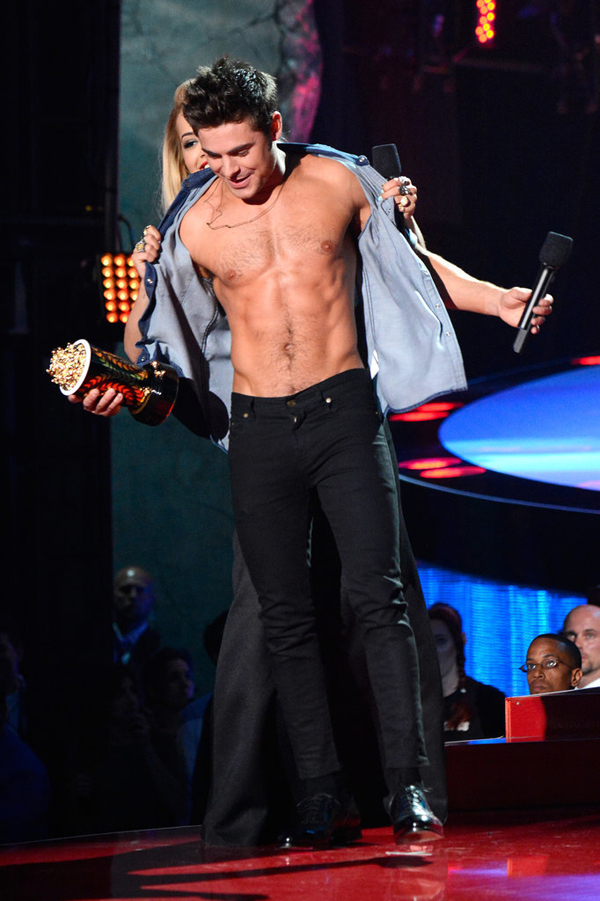 Zac-Efron-Shirtless-MTV-Movie-Awards-2014 (2)