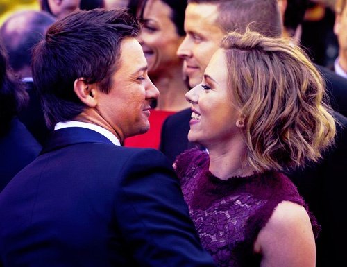 ©PHIL MCCARTEN/UPI/MAXPPP - Scarlett Johansson greets Jeremy Renner on the red carpet for the 83rd annual Academy Awards at the Kodak Theater in Hollywood on February 27, 2011. UPI/Phil McCarten ************************************************** FOR FRANCE ONLY **************************************************