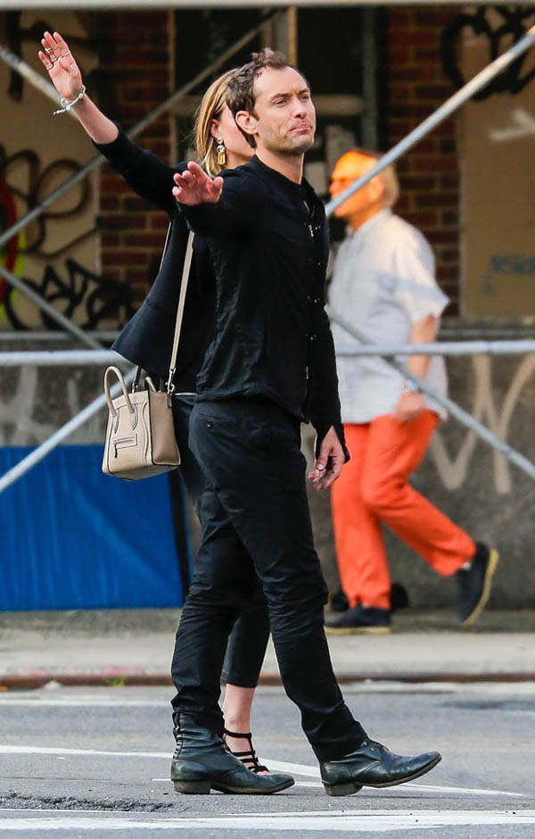 Jude Law & Alicia Rountree Try To Hail A Cab In NYC