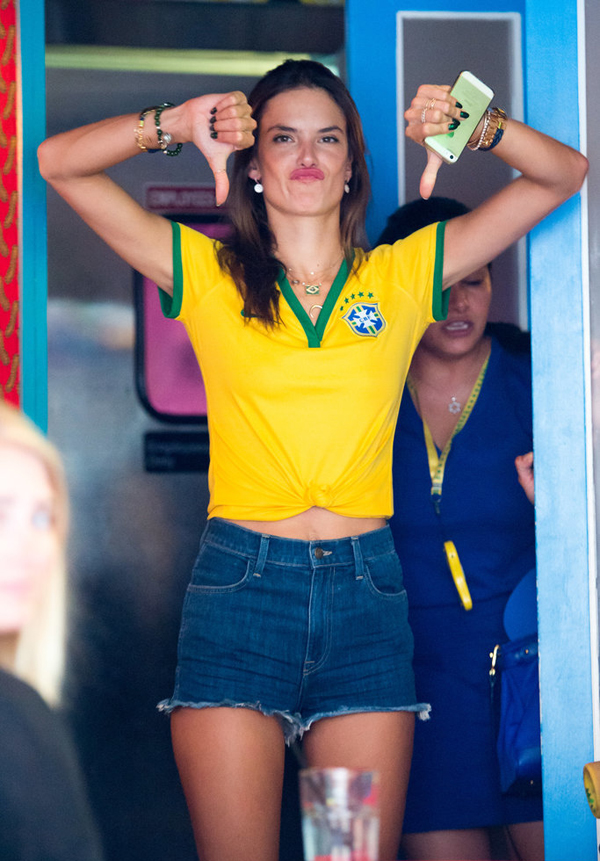 Adriana-Lima-Alessandra-Ambosio-After-Brazil-World-Cup (1)