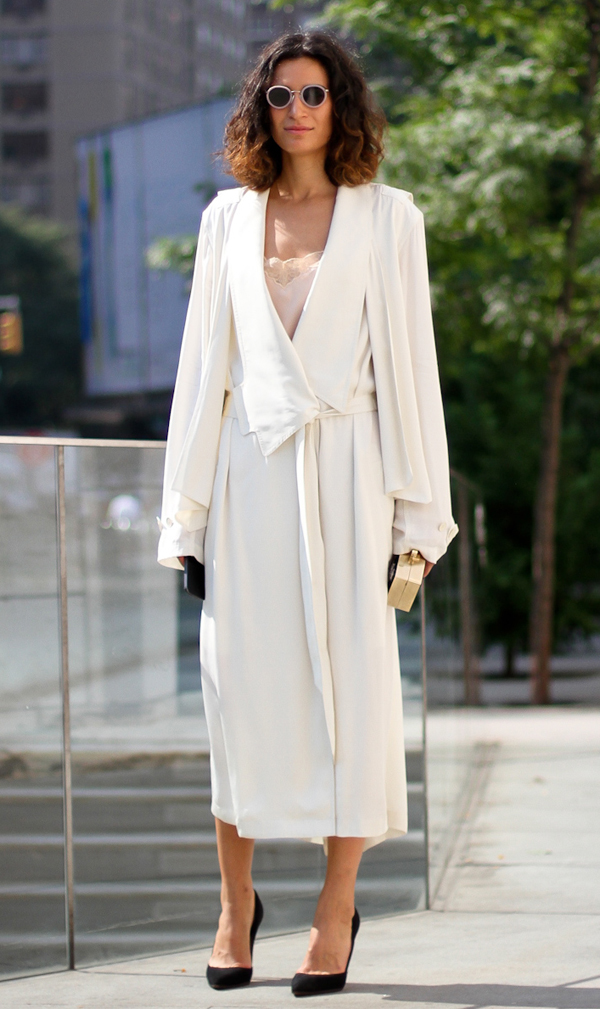 clochet-streetstyle-outfit-fashion-week-new-york-fashion-week-long-light-trench-coat-pale-lace-dress