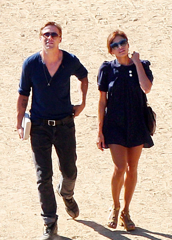 Exclusive - Hot New Couple Eva Mendes & Ryan Gosling Go For A Sunday Hike