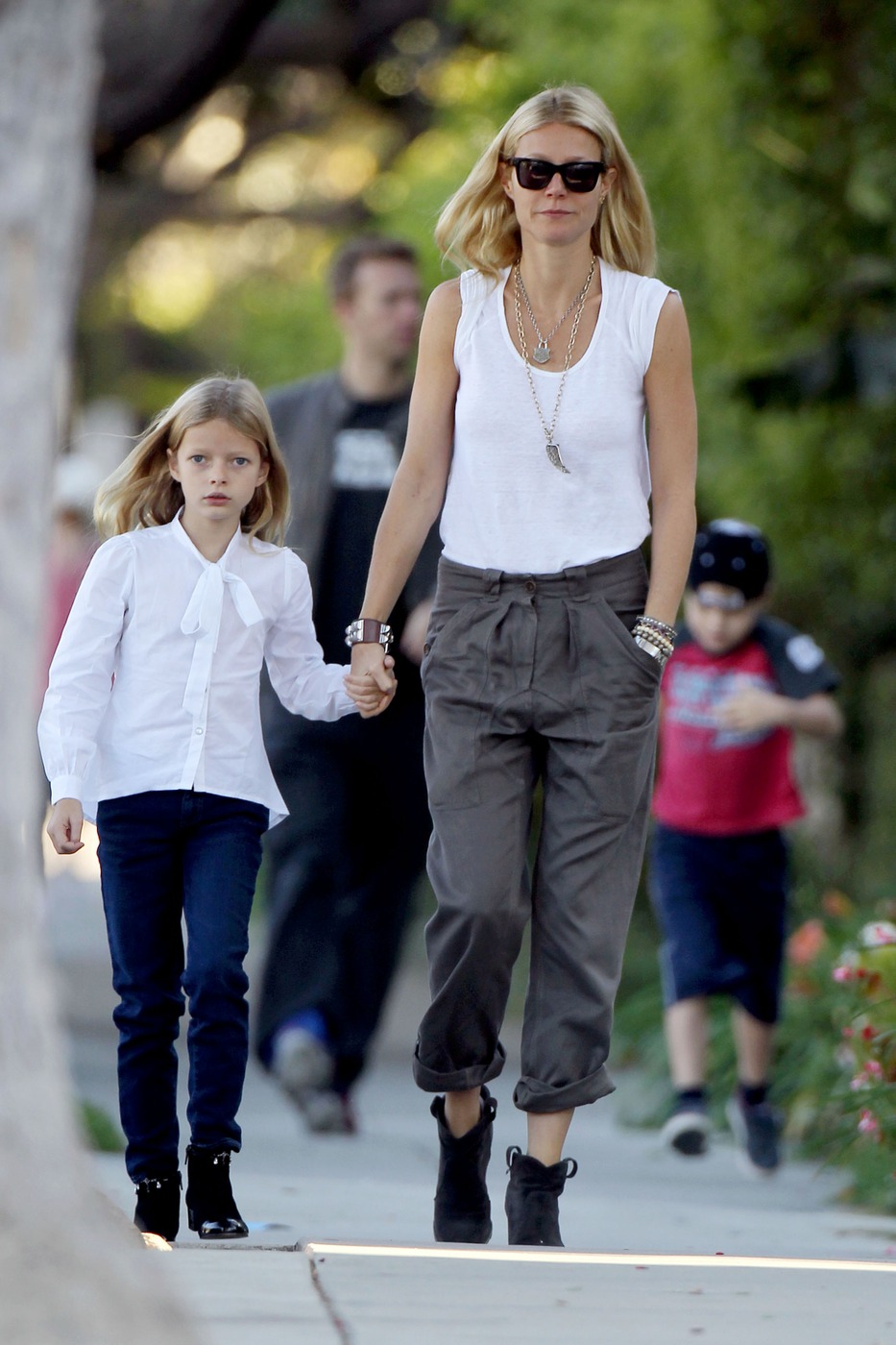 86174, LOS ANGELES, CALIFORNIA - Friday October 26, 2012. Gwyneth Paltrow and Chris Martin take their children Moses and Apple to school in Los Angeles. Gwyneth held hands with a dressed up Apple, 7, while Chris walked behind them with their 5 year old son. Photograph: Pedro Andrade/KVS, ©PacificCoastNews.com **FEE MUST BE AGREED PRIOR TO USAGE** **E-TABLET/IPAD & MOBILE PHONE APP PUBLISHING REQUIRES ADDITIONAL FEES** LOS ANGELES OFFICE: 1 310 822 0419 LONDON OFFICE: +44 208 090 4079