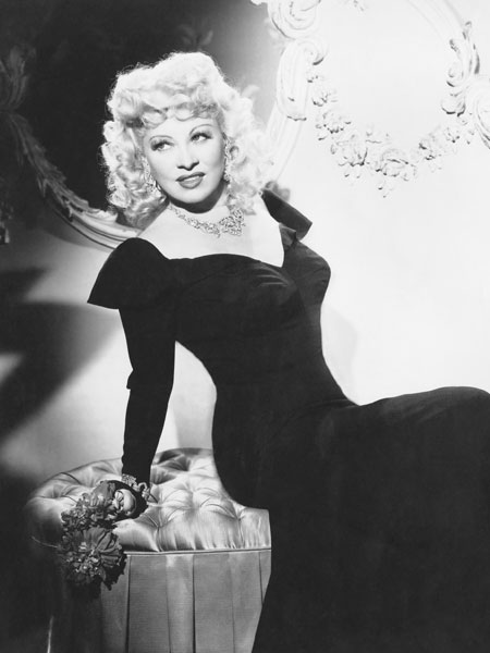 KIRIK KALPLER DURAĞINDA İNEN 10 ÜNLÜ KADIN 8