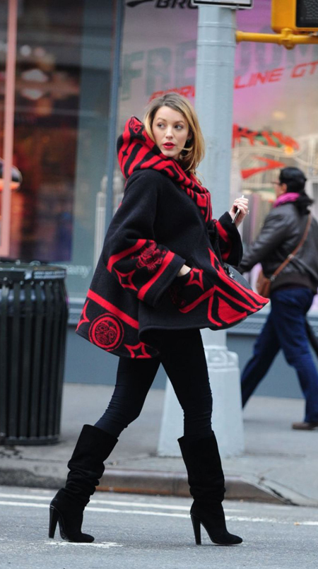 Blake-Lively-Pregnant-Wearing-Poncho-Street-Style