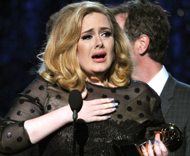 KIRIK KALPLER DURAĞINDA İNEN 10 ÜNLÜ KADIN f