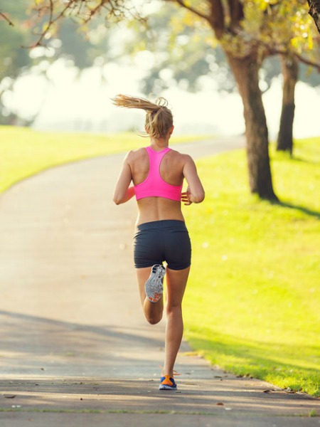 günün egzersi ile karın kaslarınızı çalıştırın