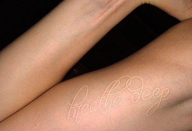 53d351ee98910_-_cara-delevingne-white-tattoo