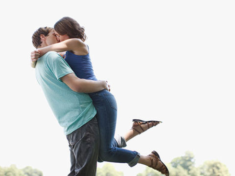 54da84c2b6bd0_-_7-couple-kissing-outdoors-lgn