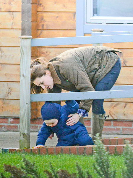 Kate-Middleton-Prince-George-Petting-Zoo-Pictures (1)