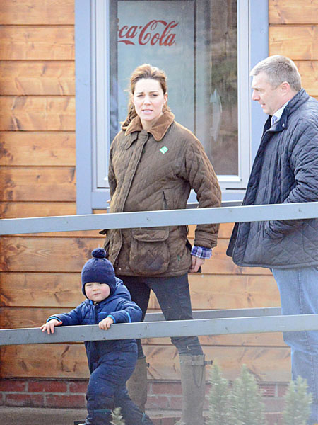 Kate-Middleton-Prince-George-Petting-Zoo-Pictures (10)