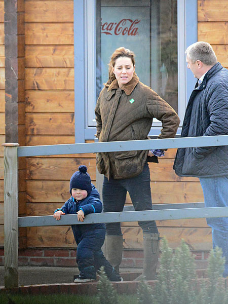 Kate-Middleton-Prince-George-Petting-Zoo-Pictures (11)