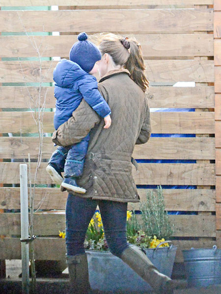 Kate-Middleton-Prince-George-Petting-Zoo-Pictures (13)