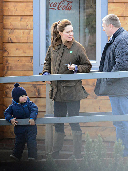 Kate-Middleton-Prince-George-Petting-Zoo-Pictures (15)