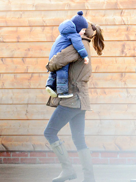 Kate-Middleton-Prince-George-Petting-Zoo-Pictures (18)