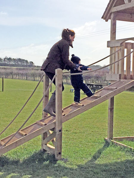 Kate-Middleton-Prince-George-Petting-Zoo-Pictures (2)