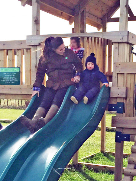 Kate-Middleton-Prince-George-Petting-Zoo-Pictures (4)