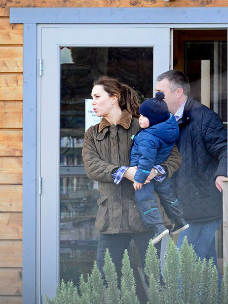 Kate-Middleton-Prince-George-Petting-Zoo-Pictures (5)