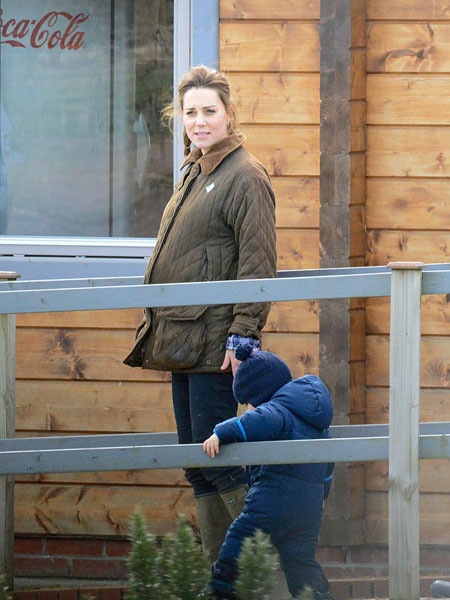 Kate-Middleton-Prince-George-Petting-Zoo-Pictures (6)