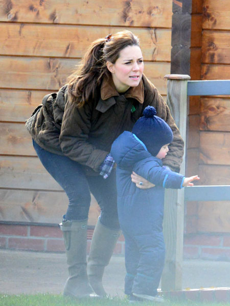 Kate-Middleton-Prince-George-Petting-Zoo-Pictures (8)