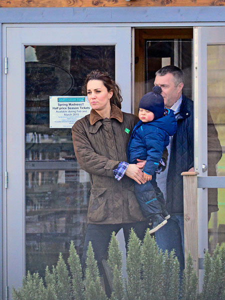 Kate-Middleton-Prince-George-Petting-Zoo-Pictures (9)