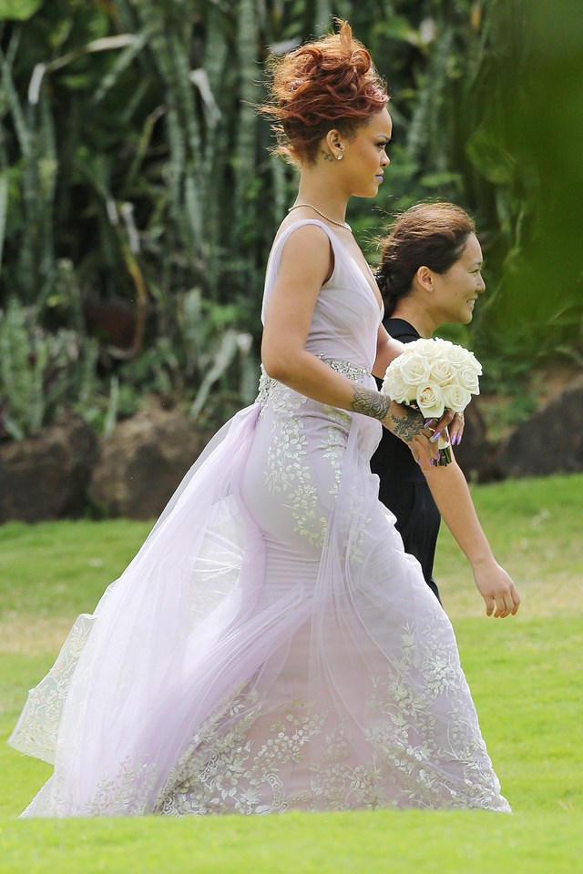 rihanna_glamour_21apr15_AKM-GSI_b_640x960